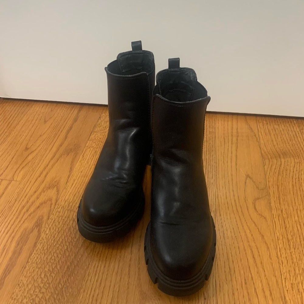 Black Heeled Boots with Chunky Sole and Pull-On Design